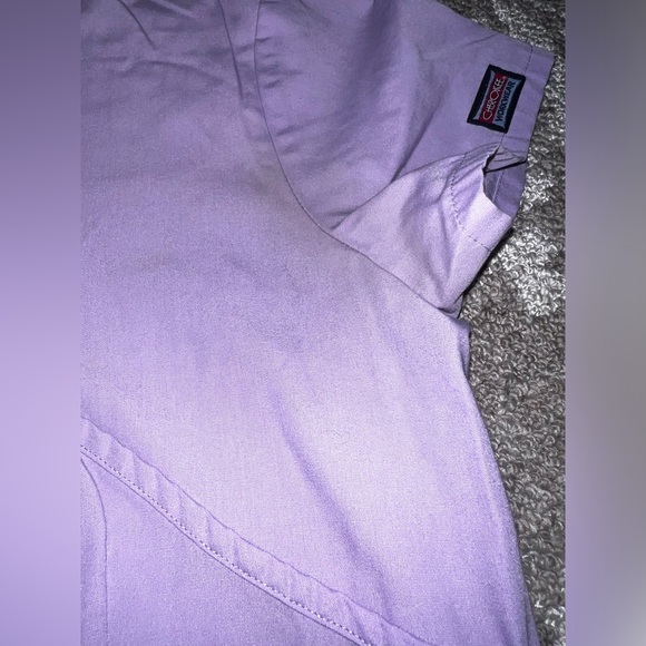 ⭐️Cherokee, women’s light purple scrub top, guessing size Small. Used Condition - Picture 3 of 10